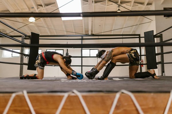 Quels exercices de renforcement des ischio-jambiers sont recommandés pour les sprinteurs cherchant à améliorer leur vitesse?